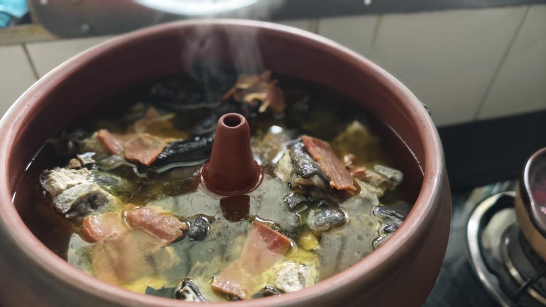 不加一滴水的 云南汽锅鸡