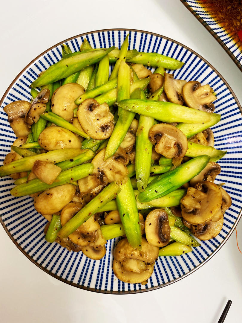 芦笋炒蘑菇