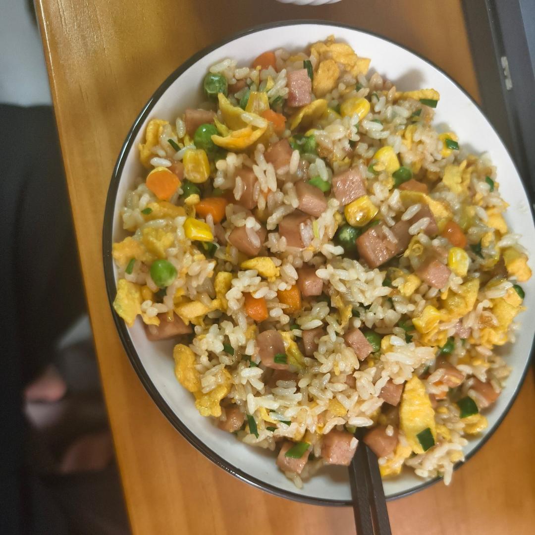 玉米胡萝卜火腿鸡蛋炒饭