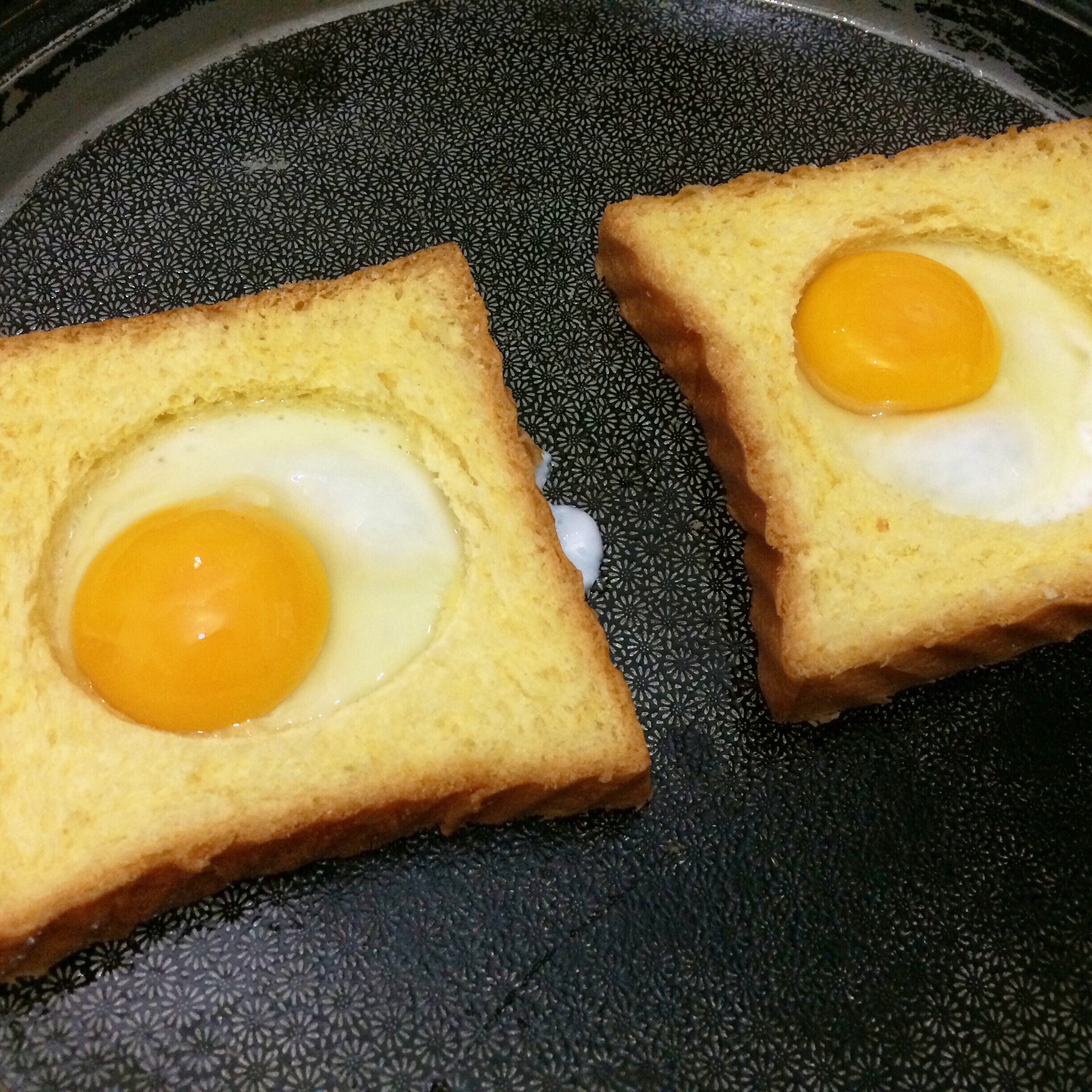 土司煎蛋 Egg-in-a-hole