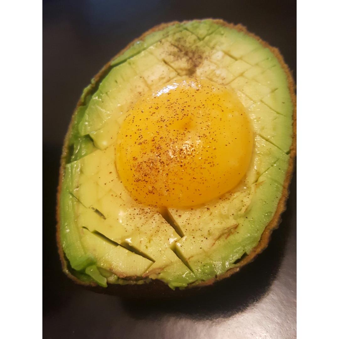 牛油果烤鸡蛋