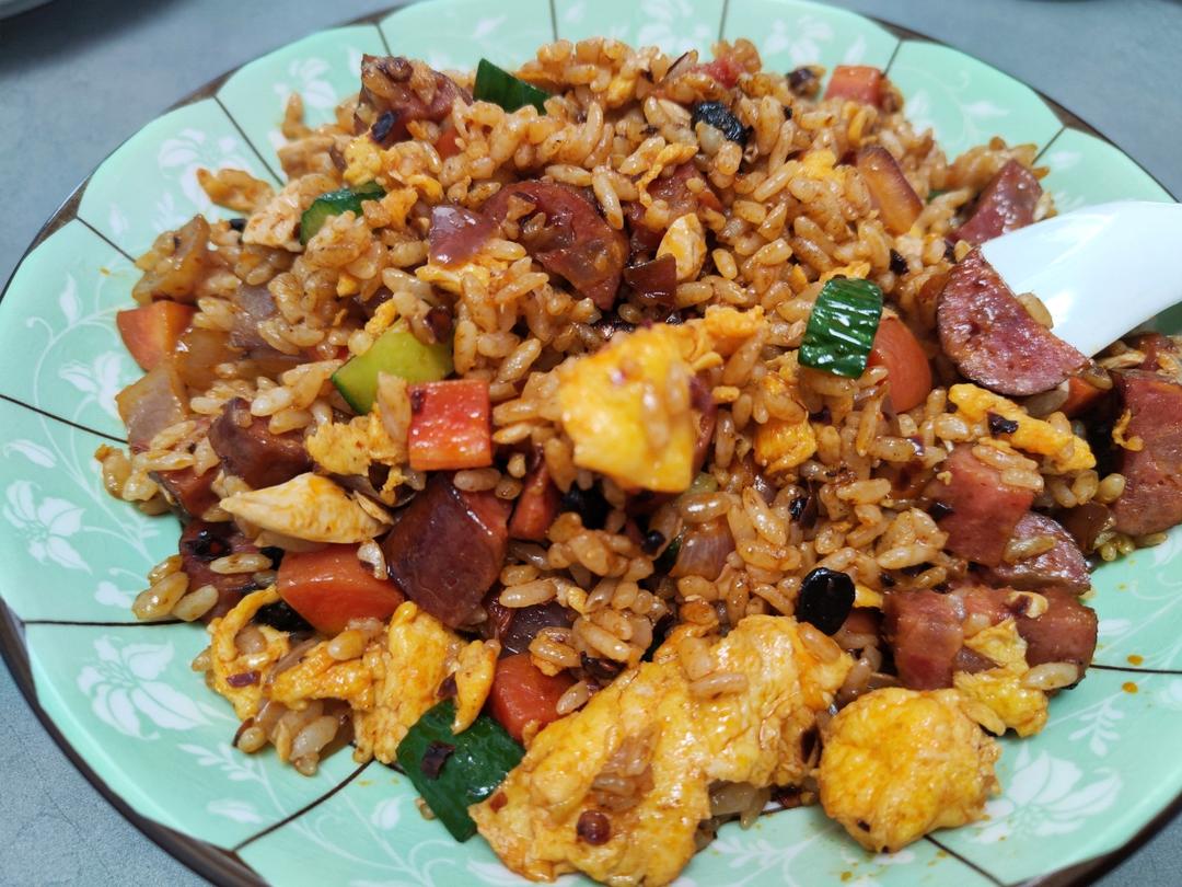 蛋炒饭不要只放鸡蛋了，加点老干妈，生抽耗油都不需要了，香喷喷