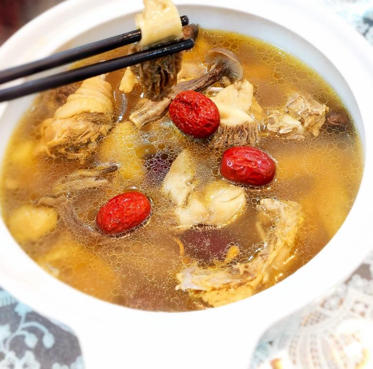 新鲜羊肚菌煲鸡汤