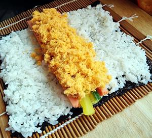 咸蛋黄玉米肉松火腿寿司的做法 步骤3