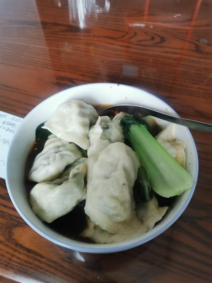 省时又便捷，没人能抗拒这碗酸汤水饺！🥟