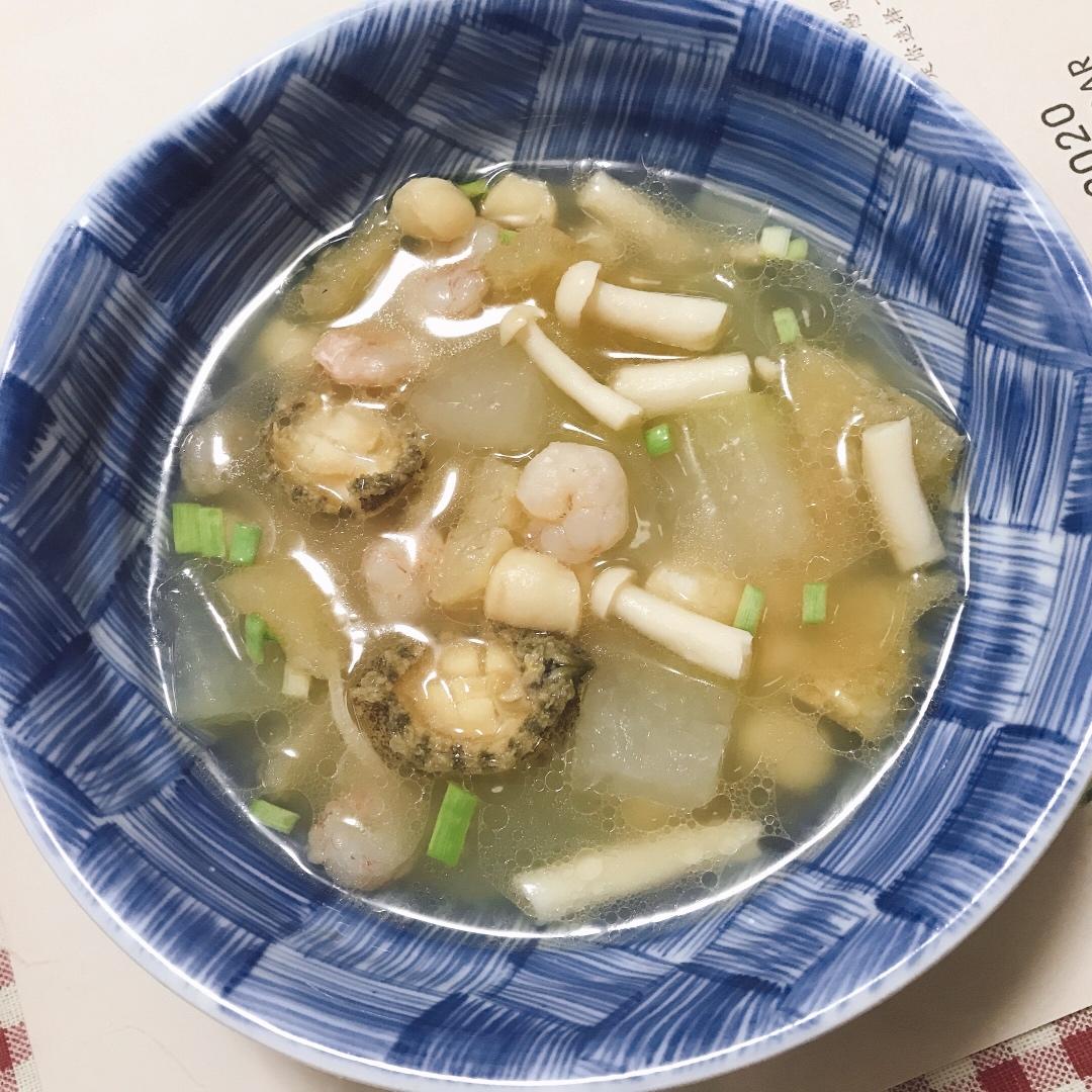 海鲜扁尖冬瓜汤

海蜒（小鱼干）淡菜 开洋 扁尖 冬瓜汤  by  wqy
