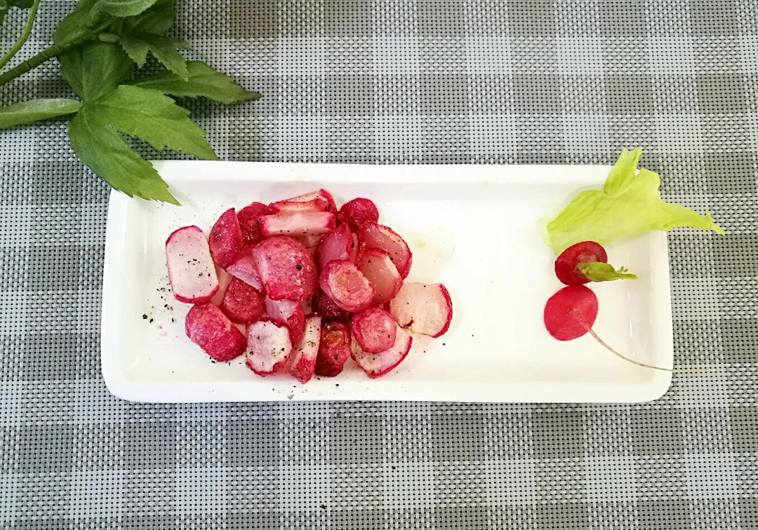 橄榄油烤樱桃小萝卜