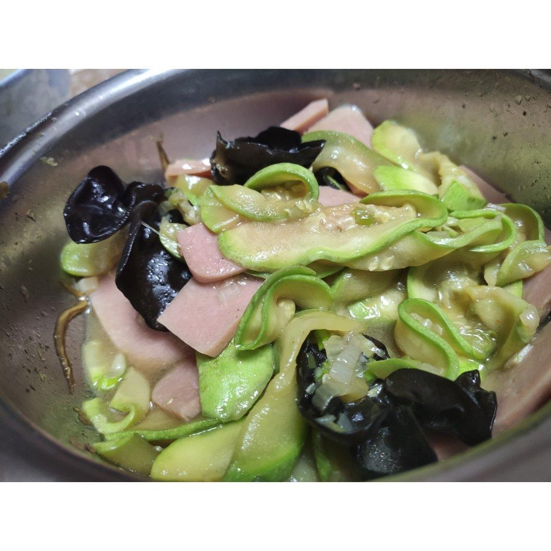 西葫芦炒火腿肠木耳