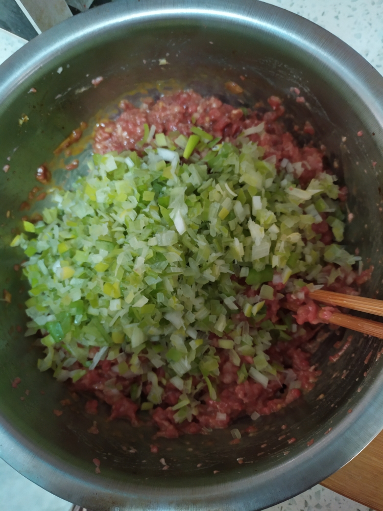烫面驴肉蒸饺，驴肉锅贴(煎饺)的做法 步骤3