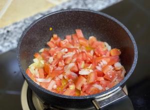 剩米饭的华丽变身-西红柿腊肠焗饭的做法 步骤2