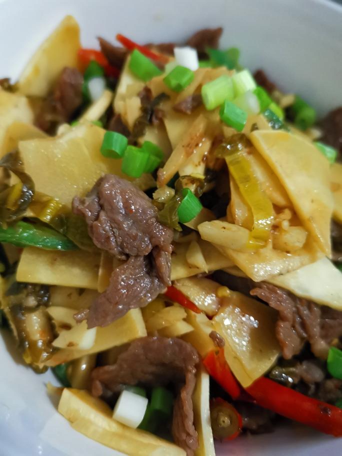 酸笋炒牛肉的做法