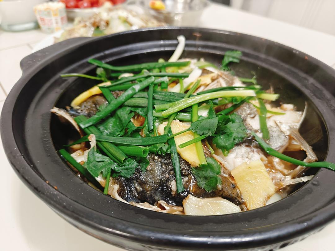 不加一滴水的干锅胖头鱼鱼头，没有一点土腥味，从此爱上淡水鱼