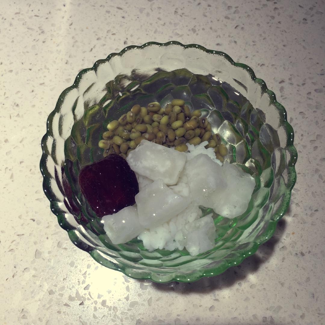 老苏州记忆中的那碗苏式绿豆汤--糯米、冬瓜糖、红绿丝