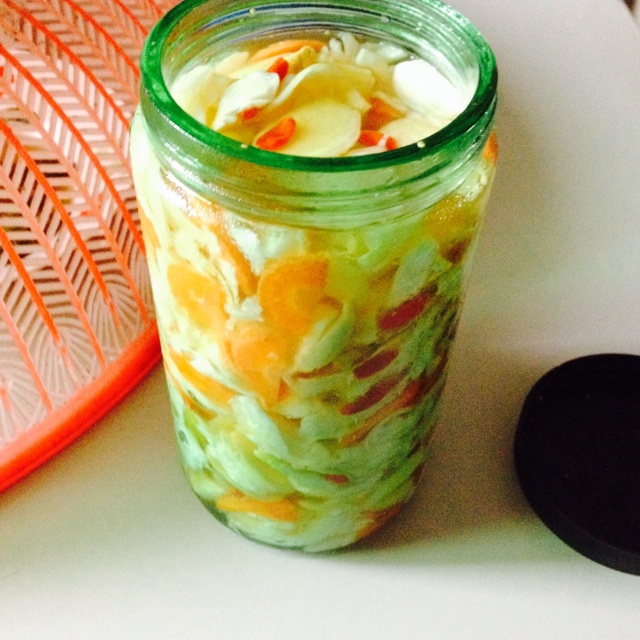 酸辣泡菜
这个泡菜是我吃到一款比较特别的菜菜，觉得非常好吃，第一次泡菜时老公说，不要做了泡菜有什么好吃的，结果泡好了上一盘差点给