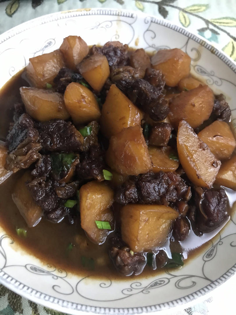 小土豆烧牛肉，红烧牛腩，好吃到舔盘