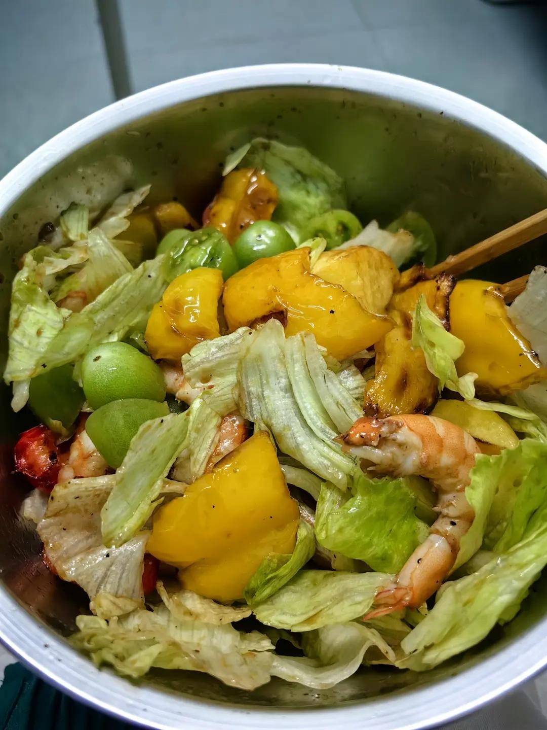 热沙拉--烤土豆甜椒拌生菜圣女果白灼虾沙拉