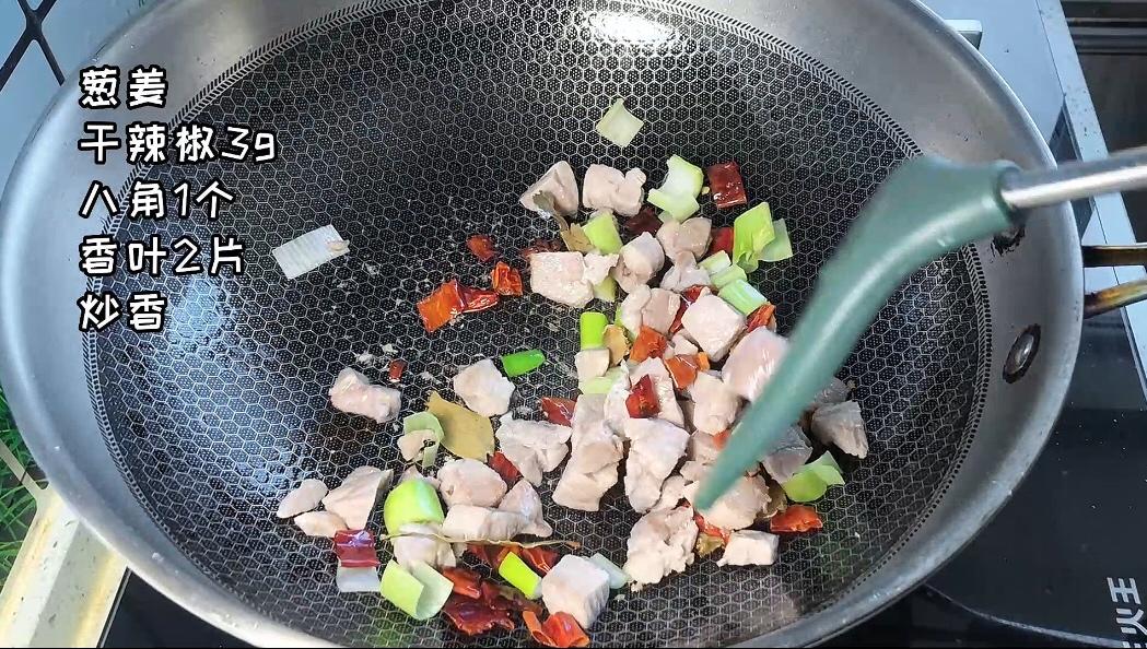 红烧肉炖豆角土豆的做法 步骤3