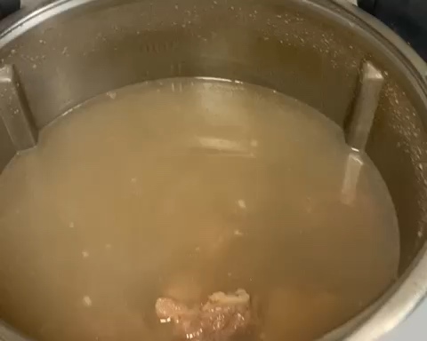 莲藕花生猪展汤的做法 步骤3