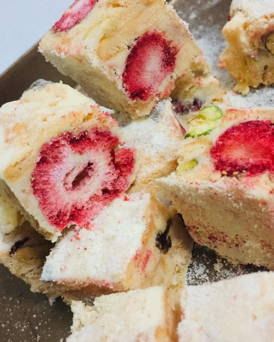 卡提kt做的草莓雪花酥