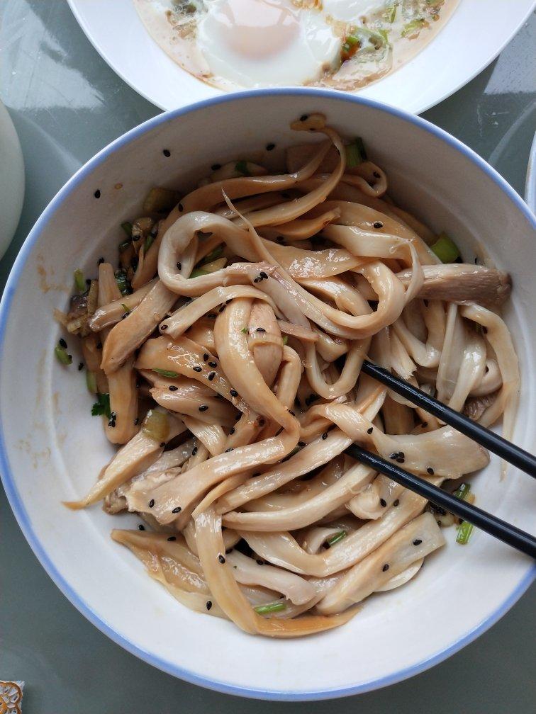比肉还好吃的【手撕凉拌杏鲍菇】，上桌扫光光