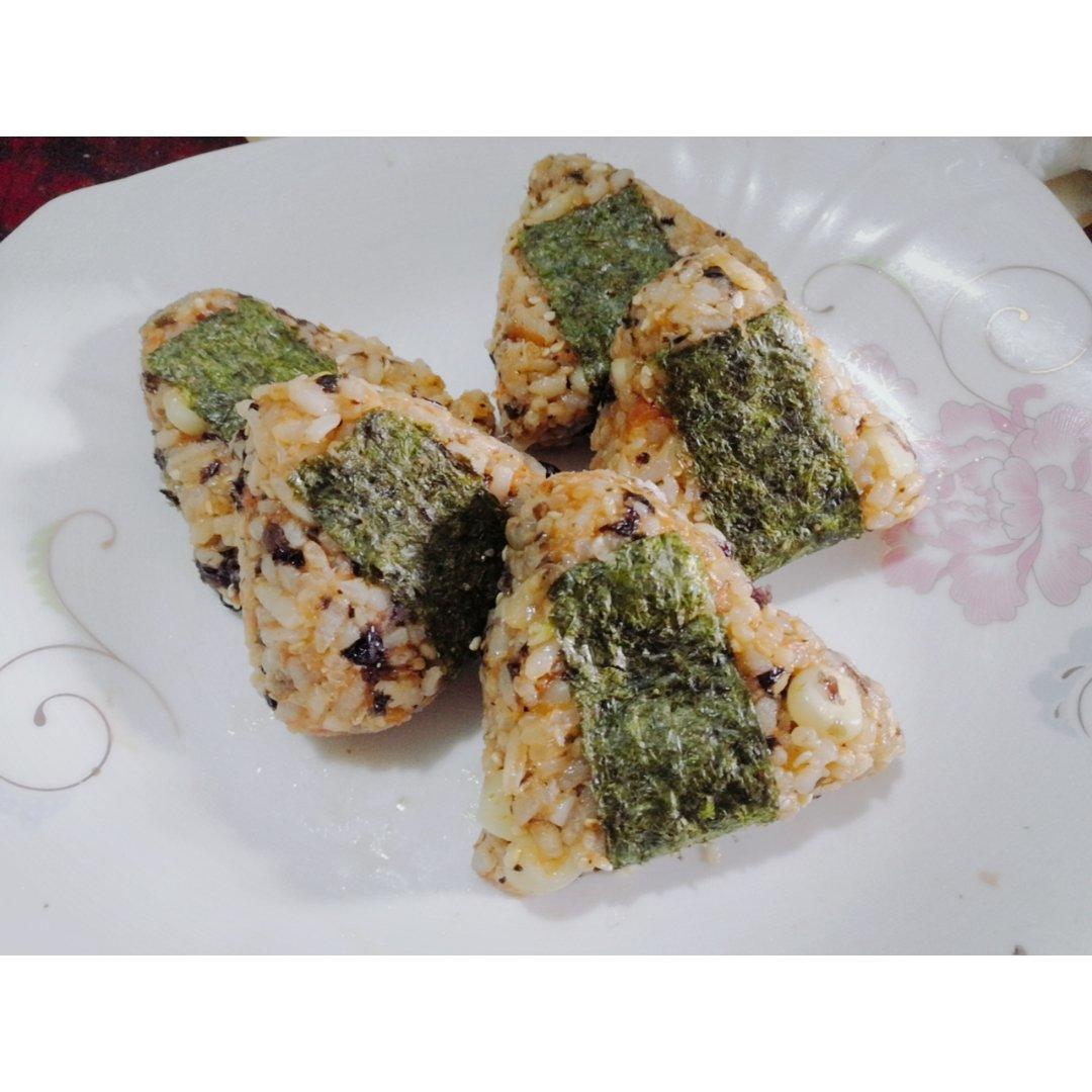 肉松三角饭团