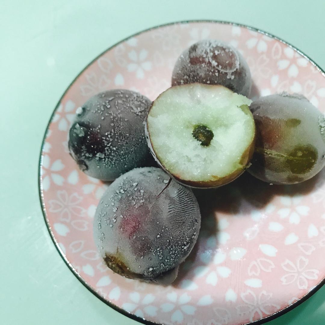 山茶花开做的冰冻葡萄