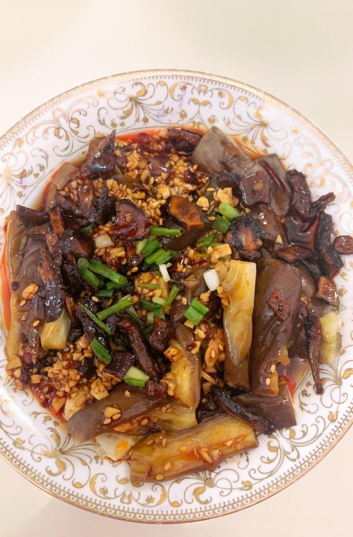 茄子是家常菜中的常客，今天介绍一款消暑吃法-拌茄条
