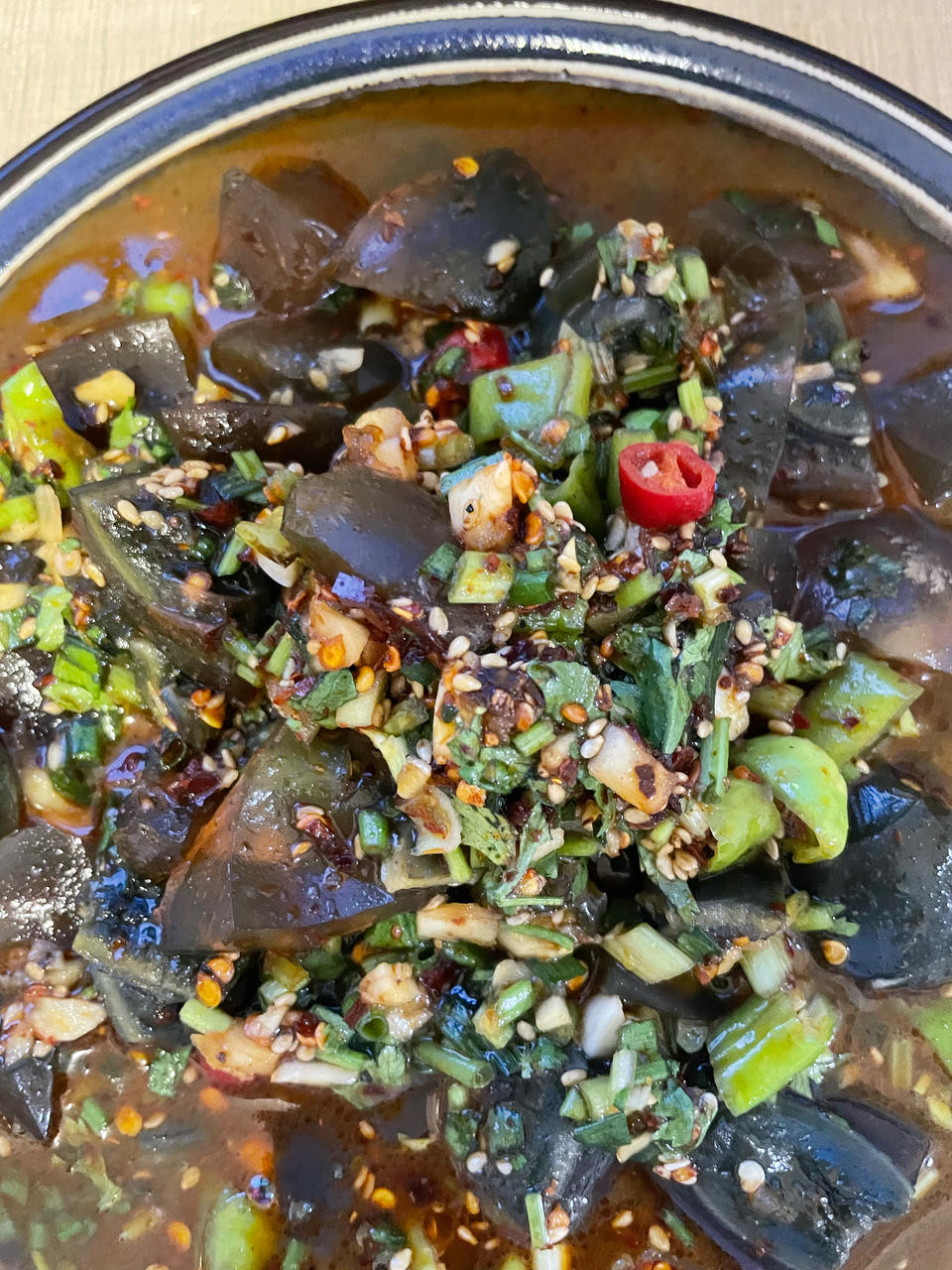 皮蛋的神仙吃法❗️好吃到爆的香菜拌皮蛋