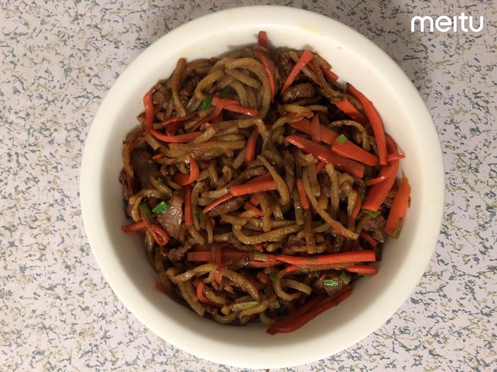 牛肉芹菜胡萝卜炒饼丝