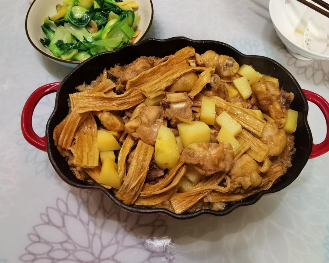 香菇鸡腿煲仔饭