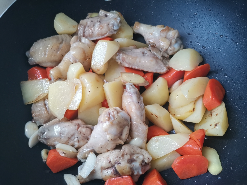 超入味的土豆焖鸡翅的做法 步骤11