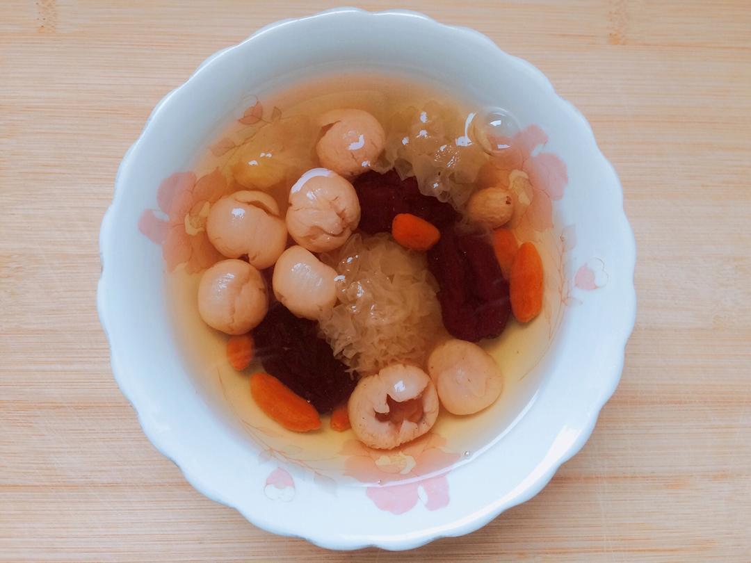 冰糖银耳红枣汤