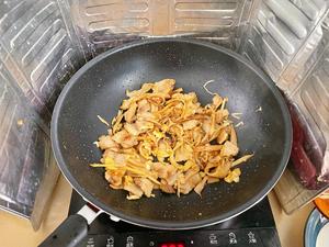 超下饭的竹笋炒五花肉的做法 步骤7