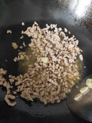 肉沫四季豆炒玉米笋的做法 步骤2