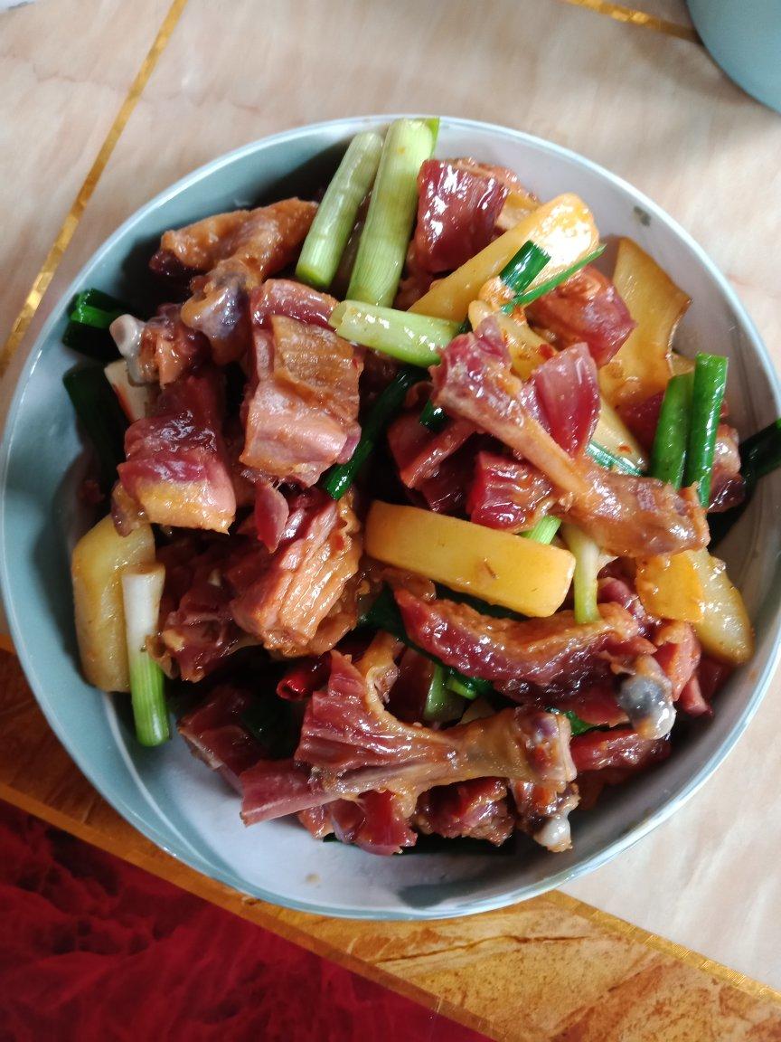 蒜苗炒腊鸭腿
