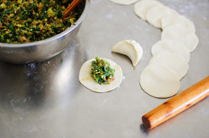 韭菜鲜肉饺子-胡姬花古法小榨花生油的做法 步骤6