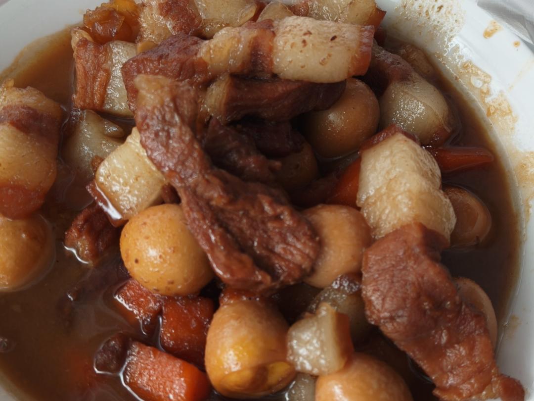 红烧肉炖鹌鹑蛋