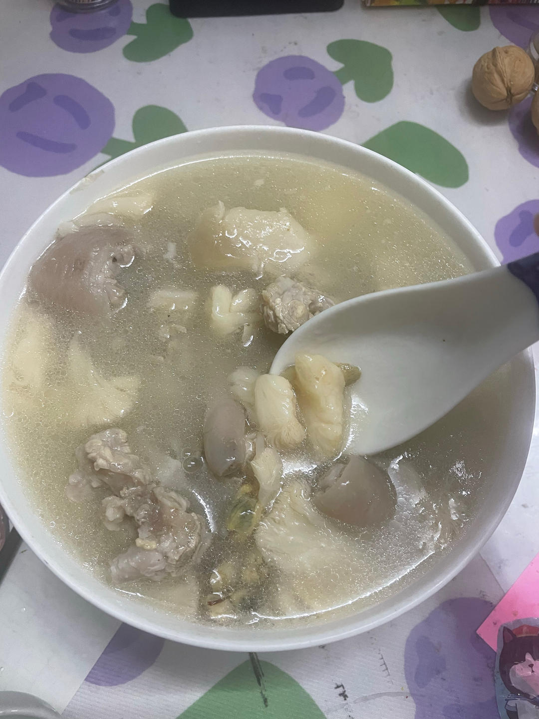 什么调料都不用加都很鲜的———新鲜猴头菇炖猪骨汤