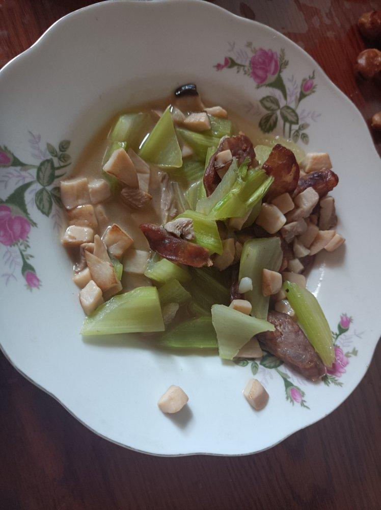 西芹杏鲍菇炒腊肉