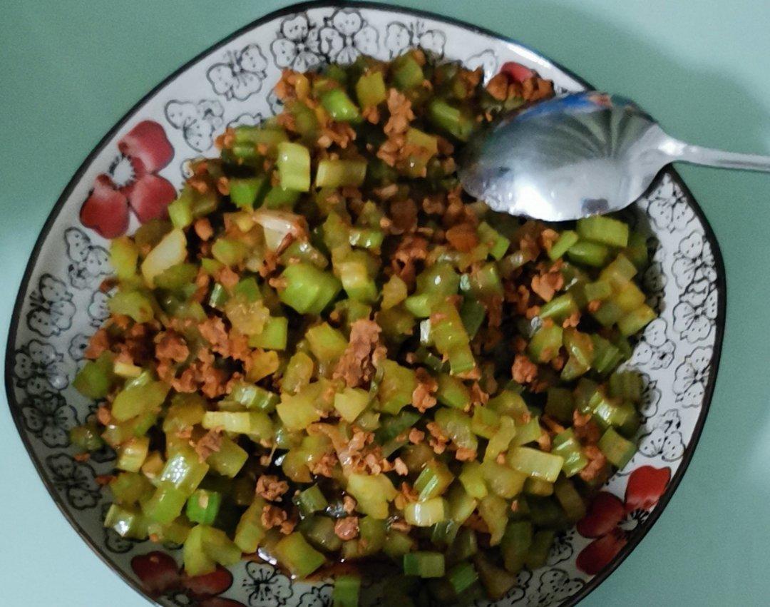 肉末炒香芹