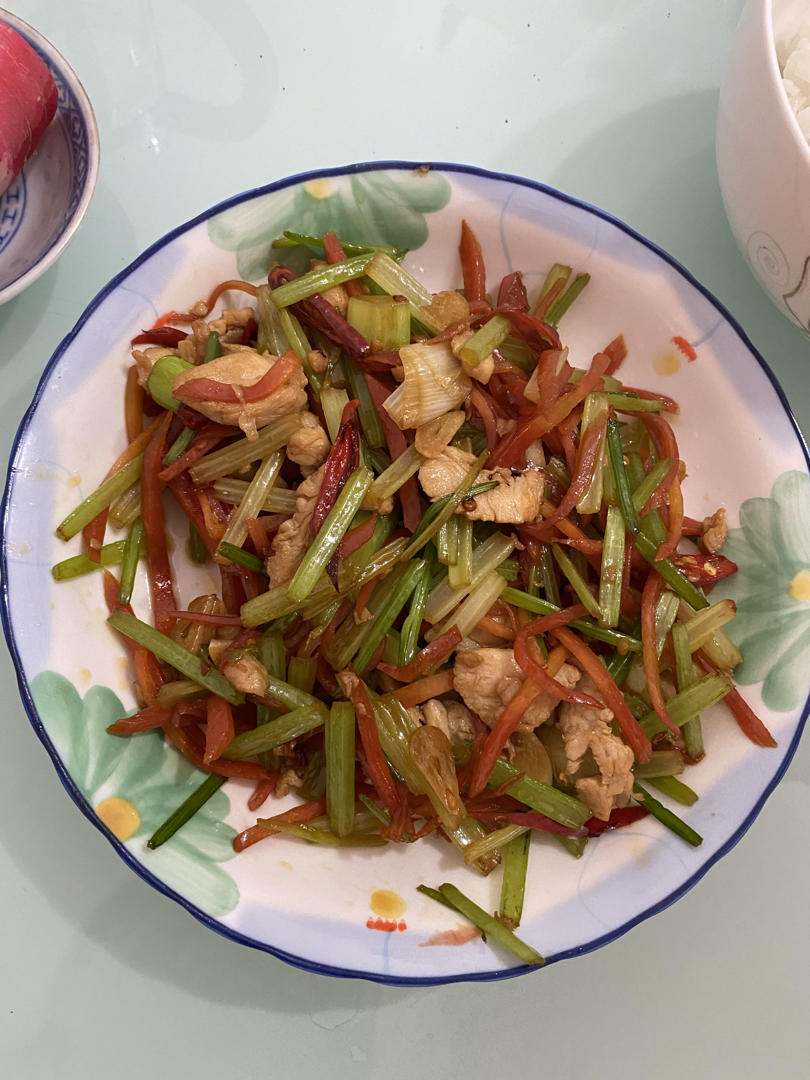 减肥快手菜—芹菜炒鸡胸肉