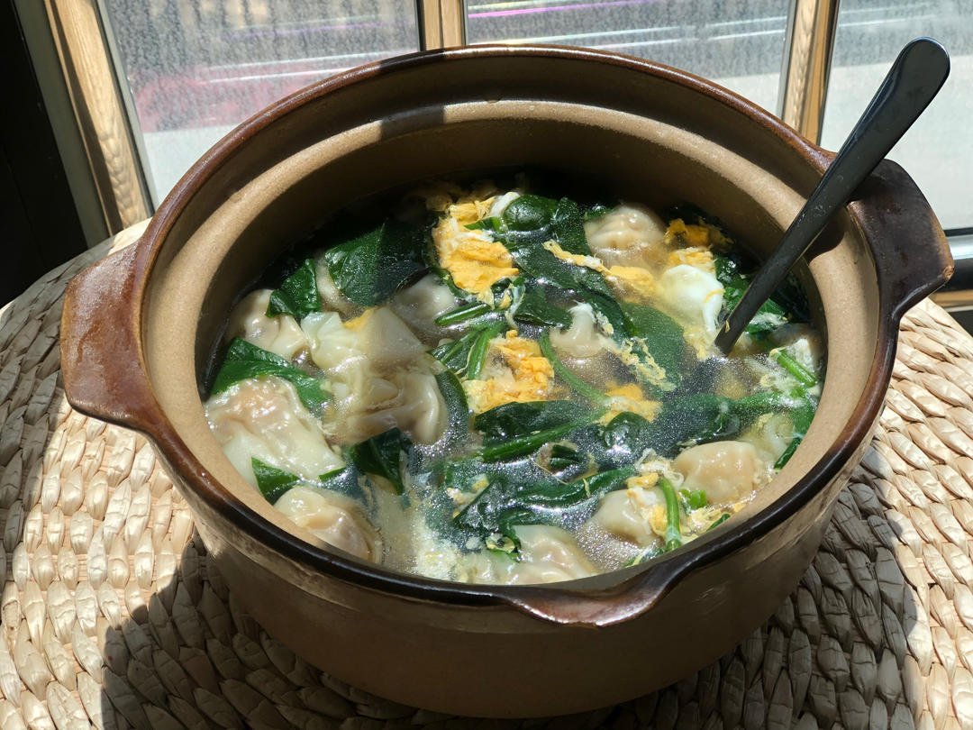 小馄饨年糕菠菜汤                        一日三餐，内卷