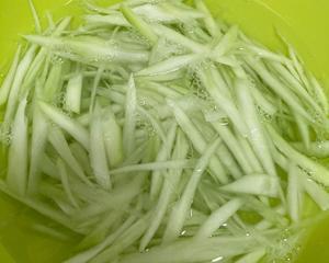 模拟泰国吃播的🤣😝：青木瓜虾仁色拉配东南亚蔬菜🥬？的做法 步骤3