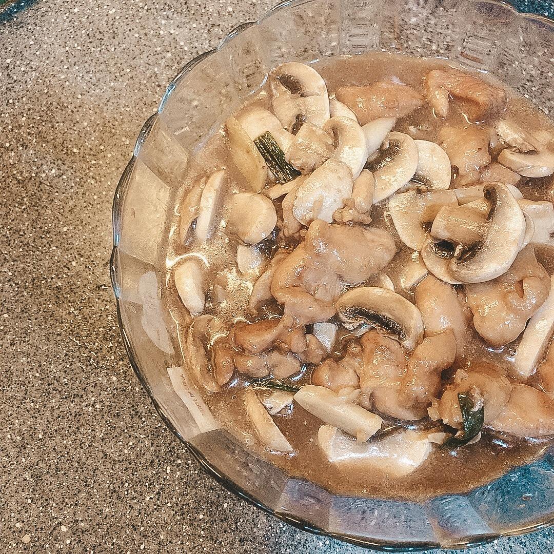 蘑菇滑鸡（香菇滑鸡）