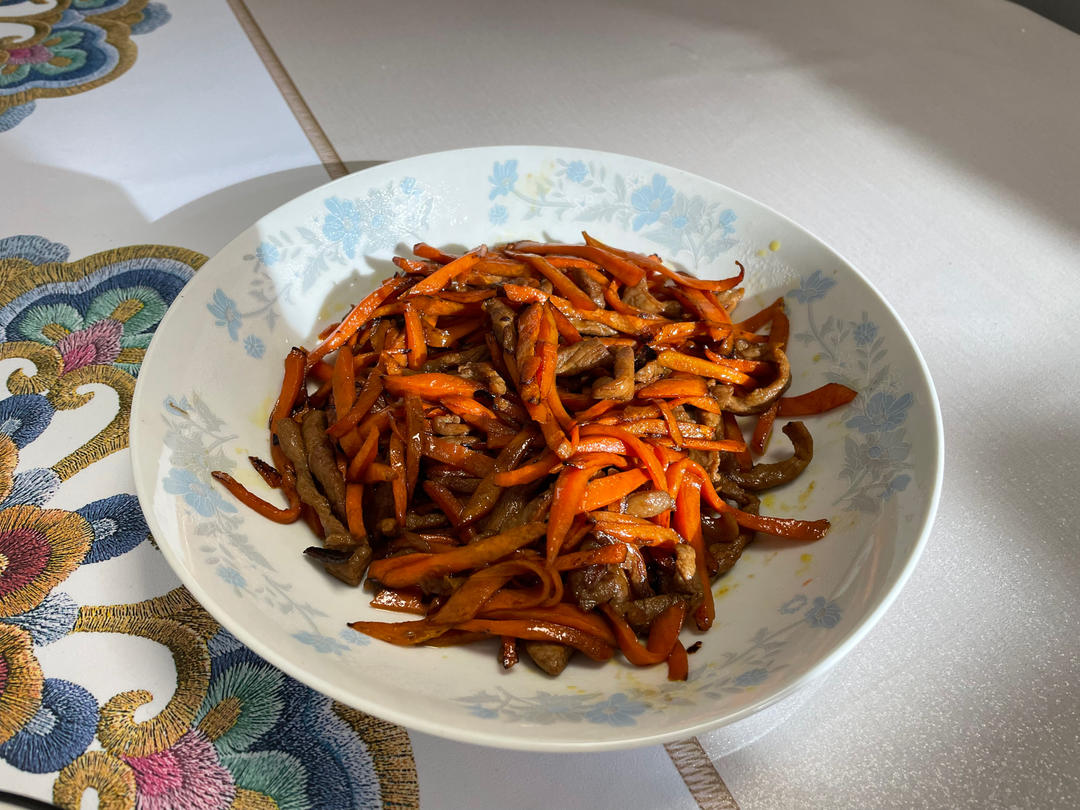 超级下饭的炒胡萝卜丝的做法