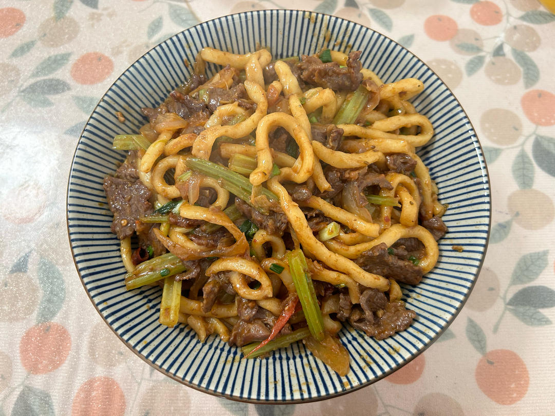 孜然牛肉炒拉条 家常面条百吃不厌的美味做法