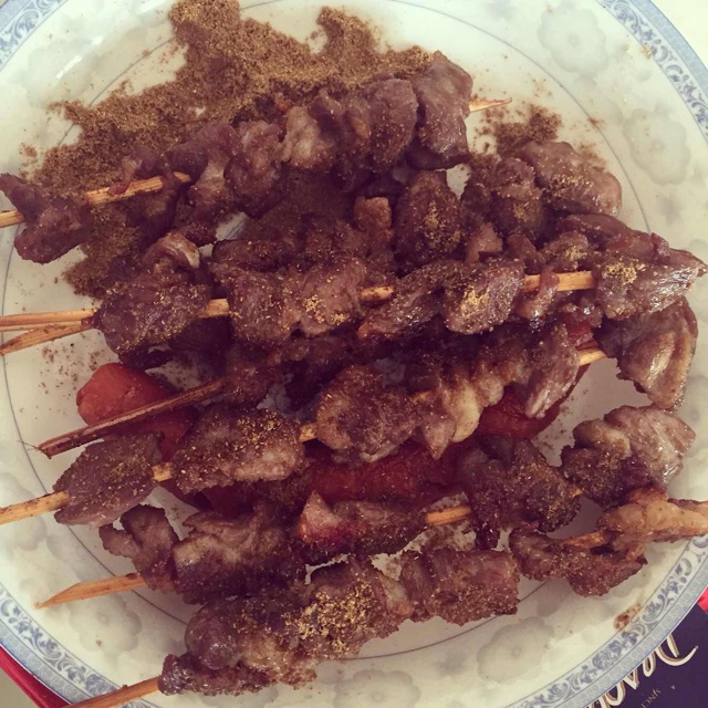 生烤羊肉串