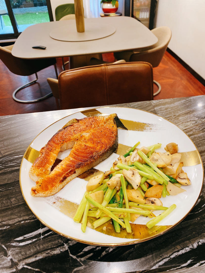 脆皮嫩肉——极致煎三文鱼