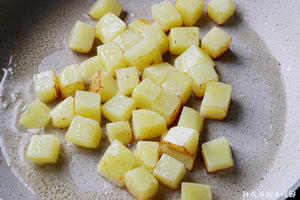 煎土豆炒鸡丁 ︱ 滑嫩又下饭的做法 步骤4