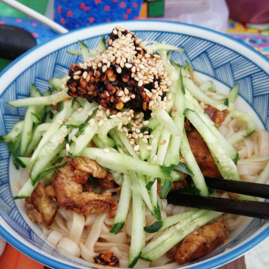酱鸡蛋拌面